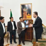 Delegasi Universitas Hasanuddin menyerahkan cenderamata kepada perwakilan Kedutaan Besar Republik Islam Iran sebagai simbol penguatan diplomasi sains dan komitmen membangun kolaborasi riset, teknologi drone, serta inovasi alat kesehatan. (Foto: Dok. Pribadi).